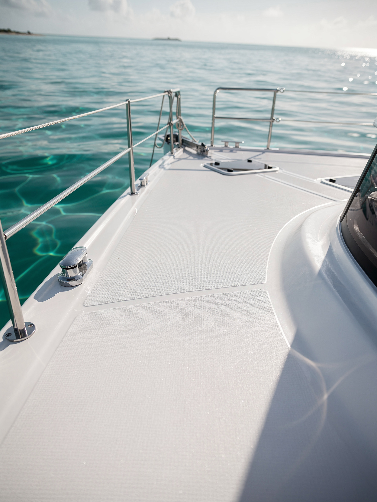Reflet de l'eau sur la coque d'un catamaran